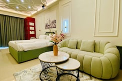 Staymoodyy London Theme Studio With Shared Kitchen, Indore