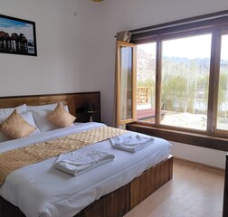 Deluxe Double With Mountain View
