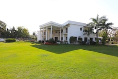 Brookwood Gardens | Entire Villa with a Pool, Delhi