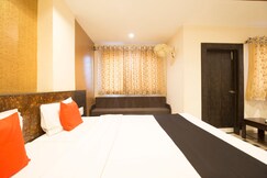 Nakshatra Hotel, Garhi