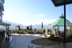 CRESCENT RESORT, Soreng