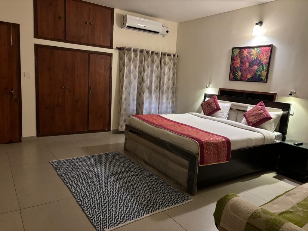 Short Stay Service Apartment in Saket Delhi - Tap to explore photos