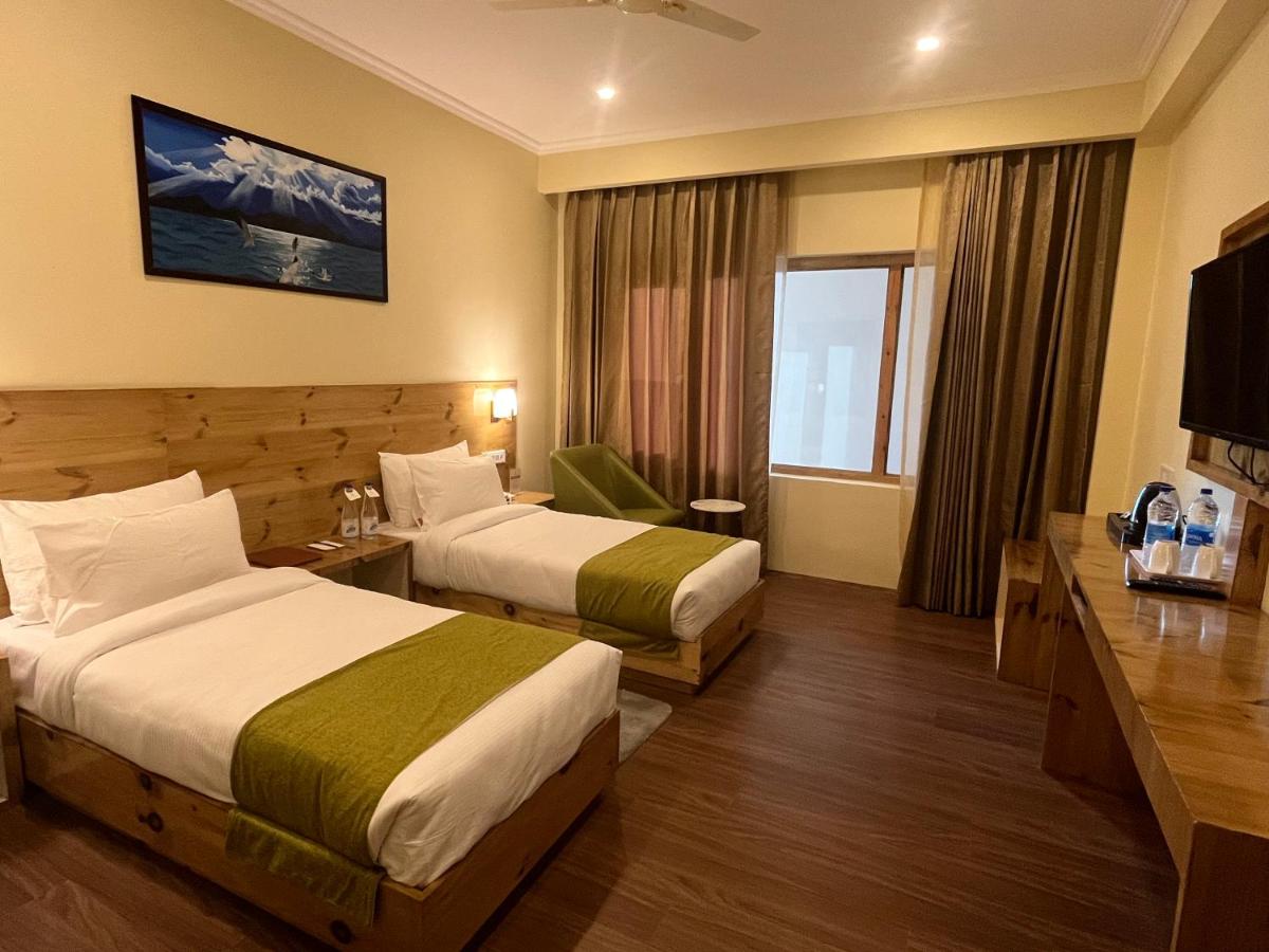 Hotel Crown Himalaya - Tap to explore photos