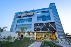 Hotel KNG Grand, Kiraoli