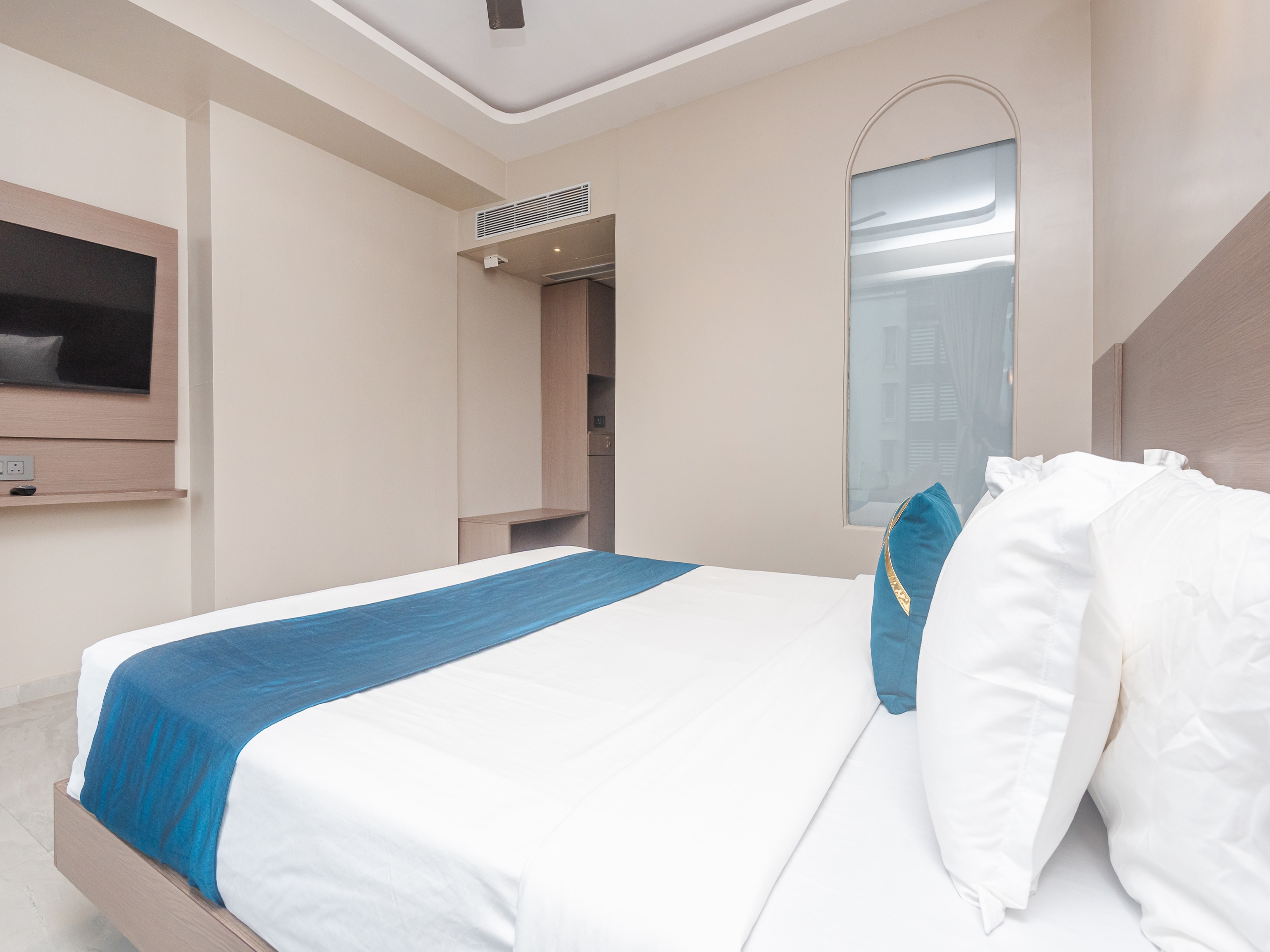 Hotel Aura Near Malad Link Road 4