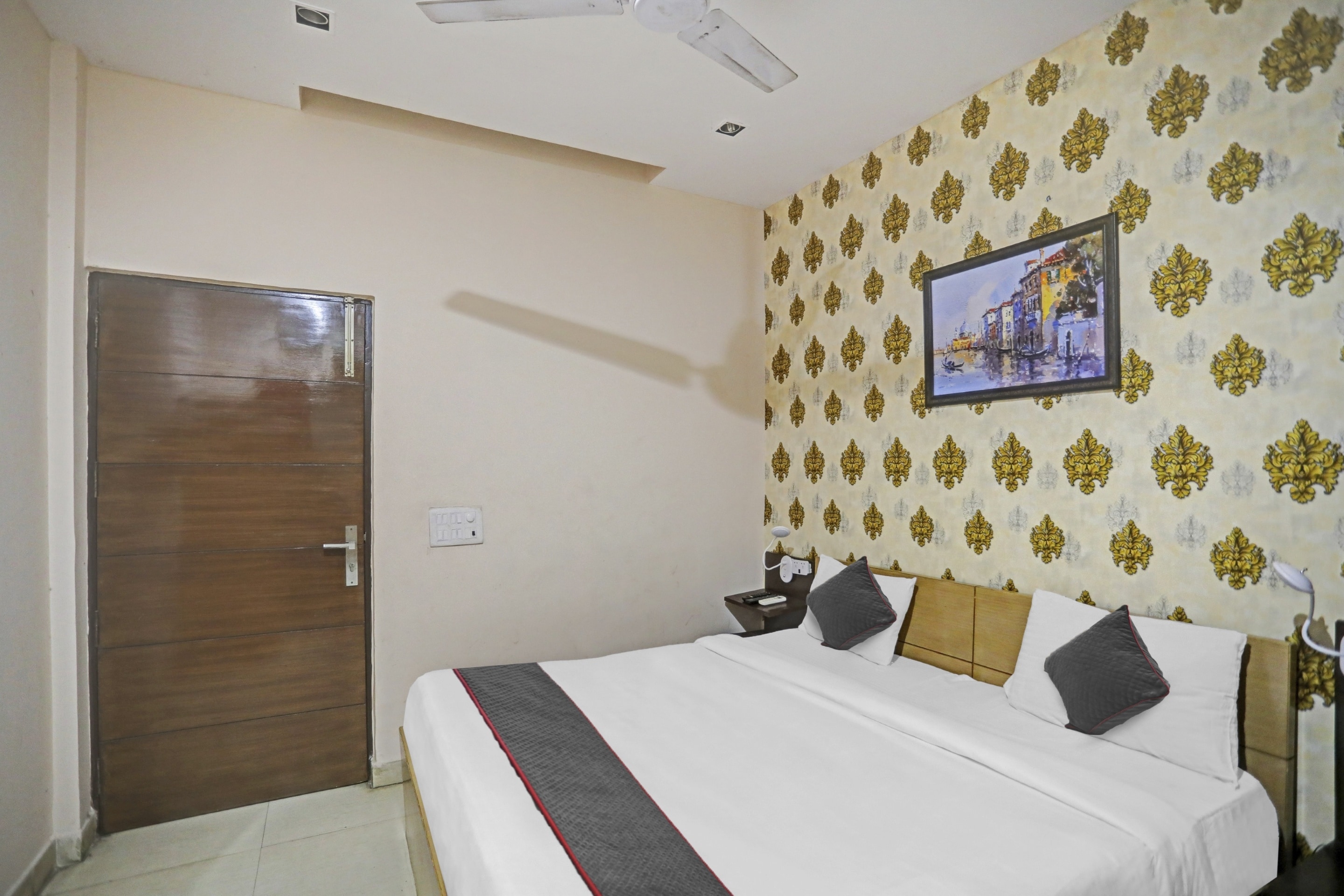 OYO Townhouse Green park Residency 3 - Tap to explore photos