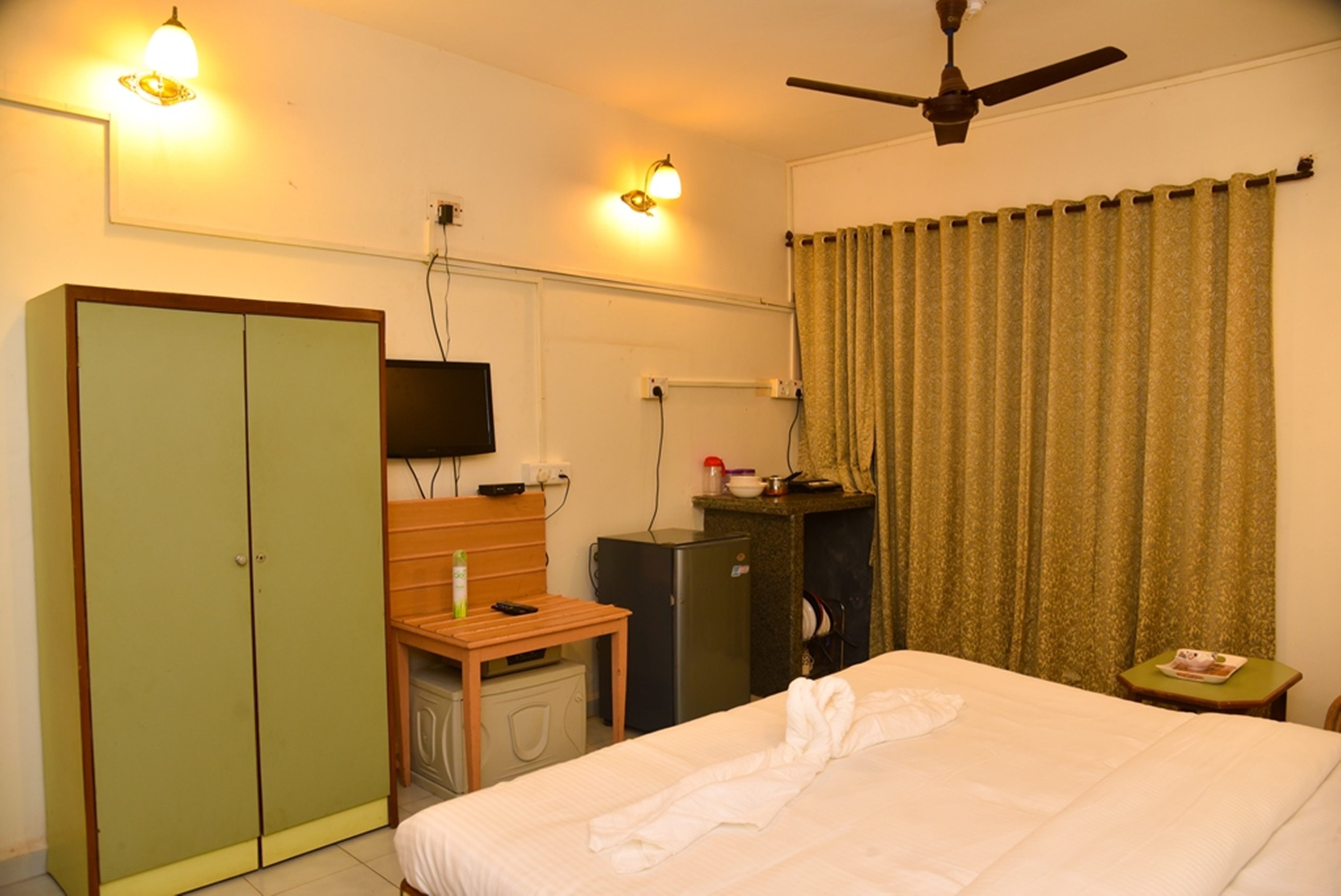 Fully furnished studio apartment - Tap to explore photos