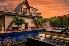 The Ratni with Pool Jacuzzi, Delhi