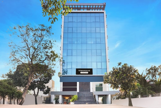 Super Townhouse Lohegaon Near Pune Airport Formerly Landmark Regency