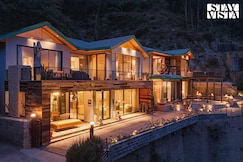 StayVista at Thelma & Louise Cottage w/ Outdoor Jacuzzi, Kasauli