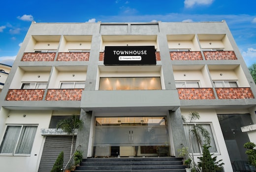 Super Townhouse Vibhuti Khand Gomti Nagar Formerly Pratham Inn
