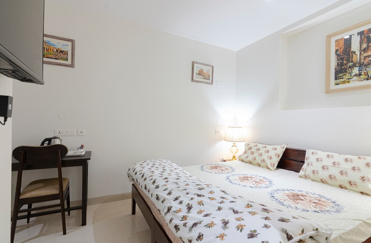 4 Pvt Rooms at MI Road for 11 guests/ Cook - Tap to explore photos