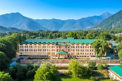 Hotel The Dewan by Royal NaQash, Srinagar