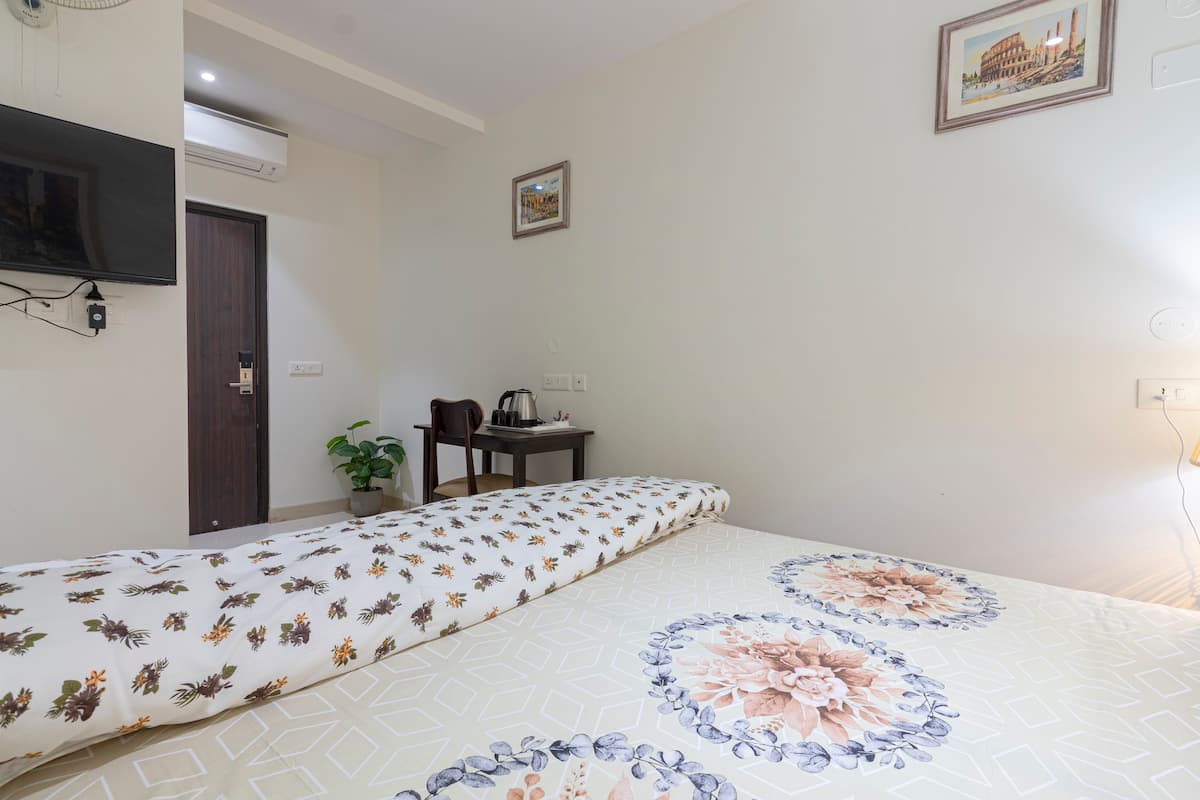 Cozy Holiday Home in Chhattarpur - Tap to explore photos