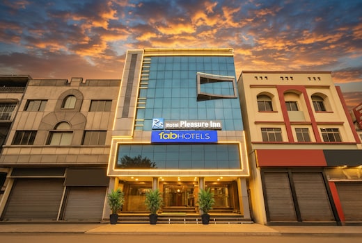 FabHotel Pleasure Inn - Near DB Mall