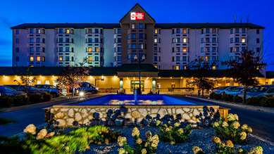 Best Western Plus Winnipeg Airport Hotel - Tap to explore photos