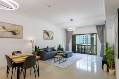 ELIVAAS Curated 1BR in Palm Jumeirah | Walk to the Beach and Mall, Dubai