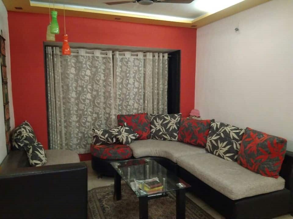 Andheri West Cozy Private Room close to Metro - Tap to explore photos