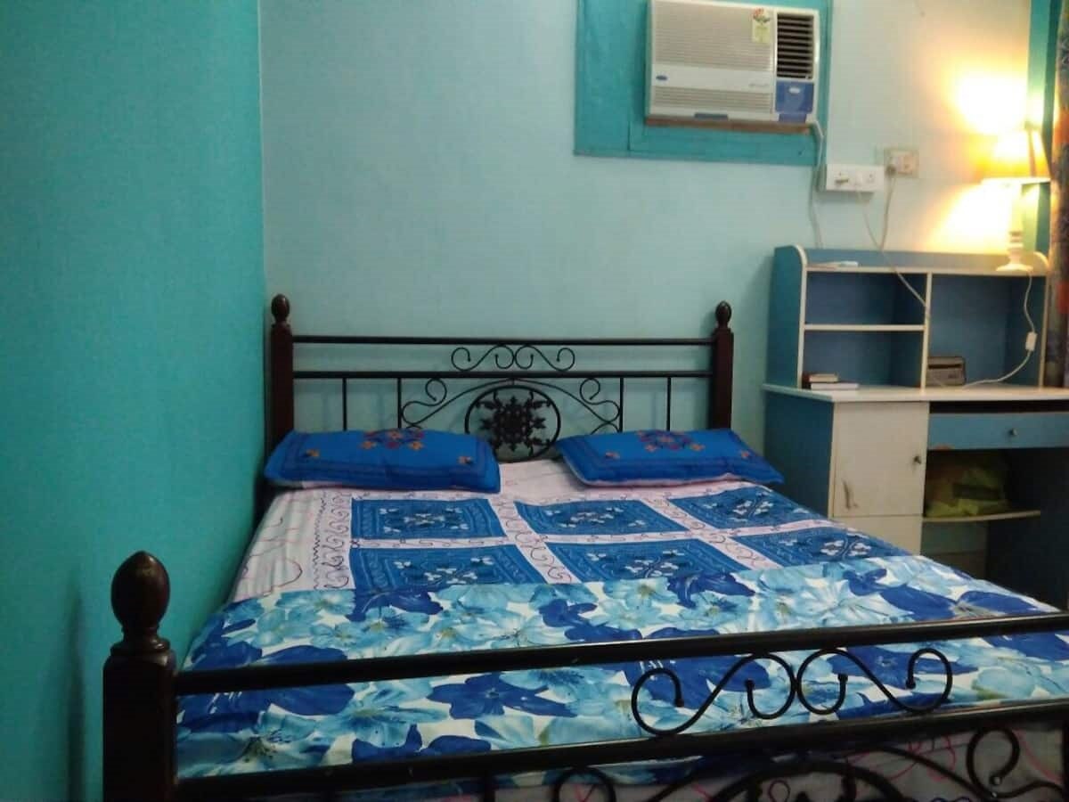 Andheri West Cozy Private Room close to Metro - Tap to explore photos