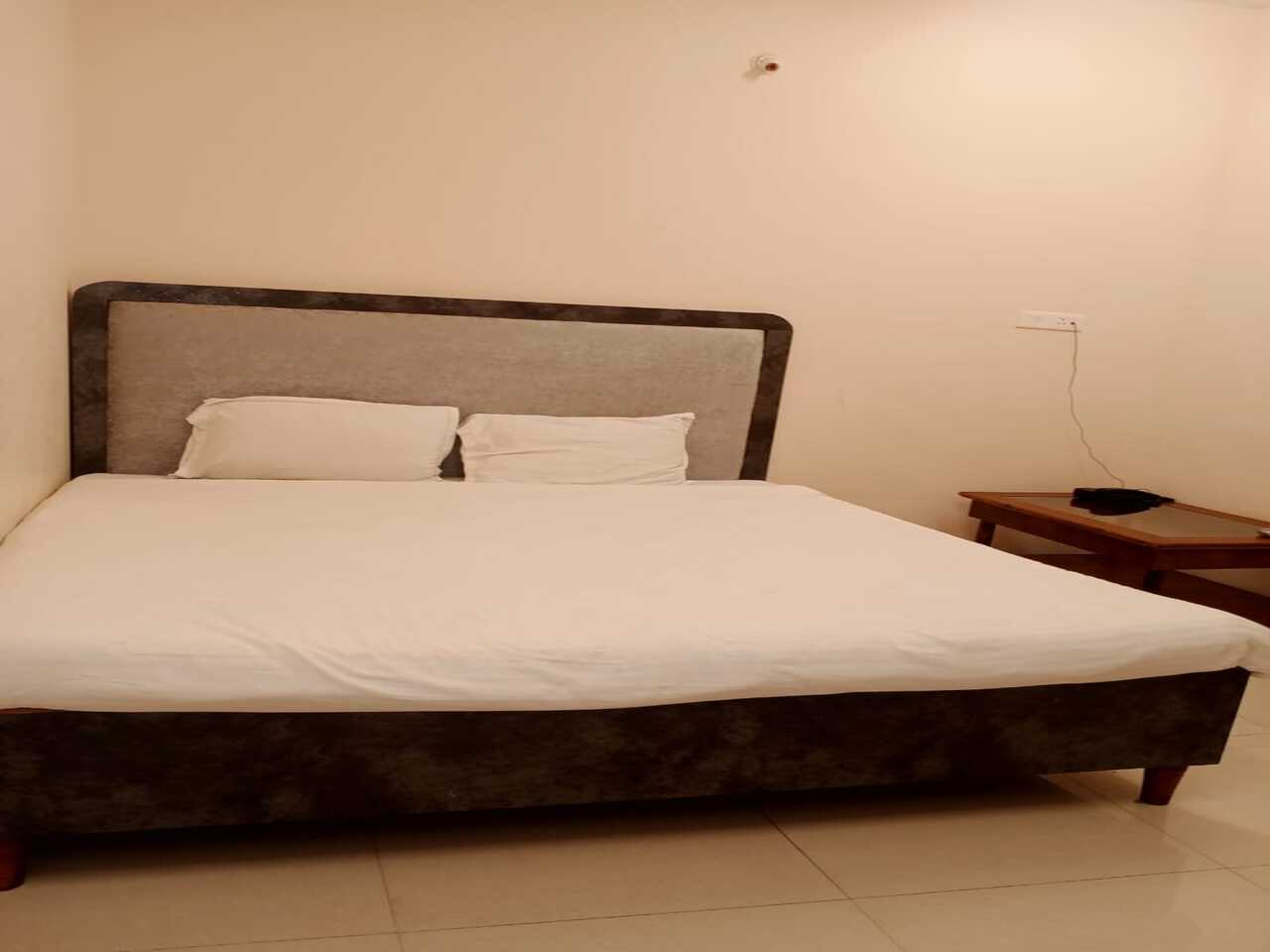 Hotel Vaibhav Inn - Tap to explore photos