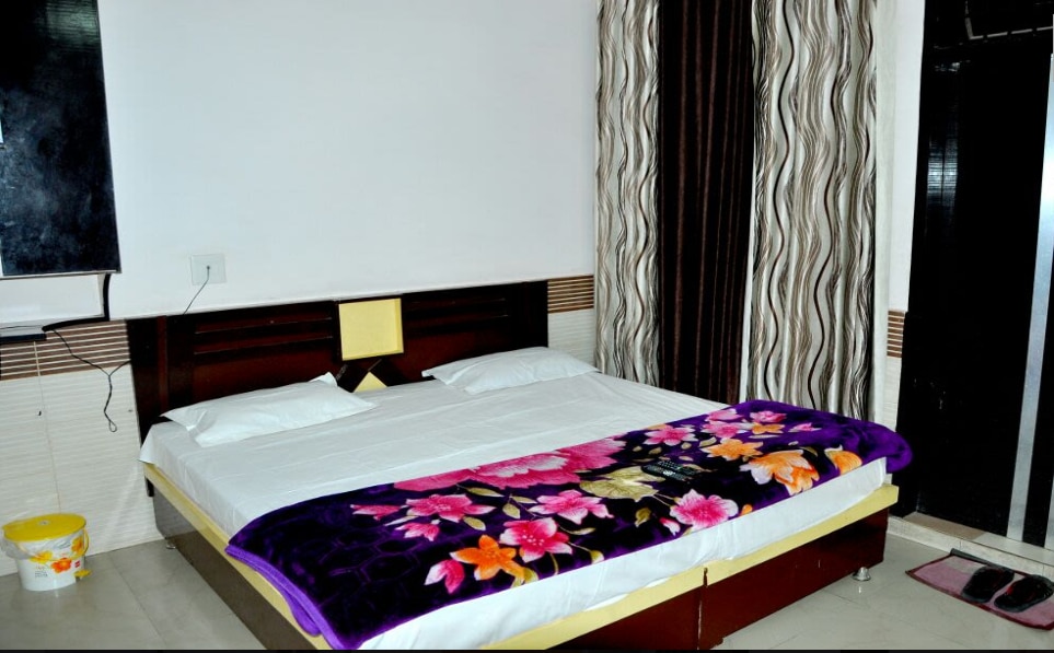 Hotel Batra - Tap to explore photos