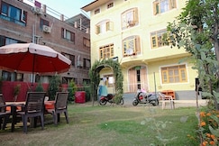 Shaheen Luxuries, Srinagar