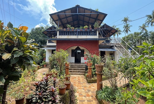 Blue Azure 2BR GF walk to beach in Goa by Homeyhuts