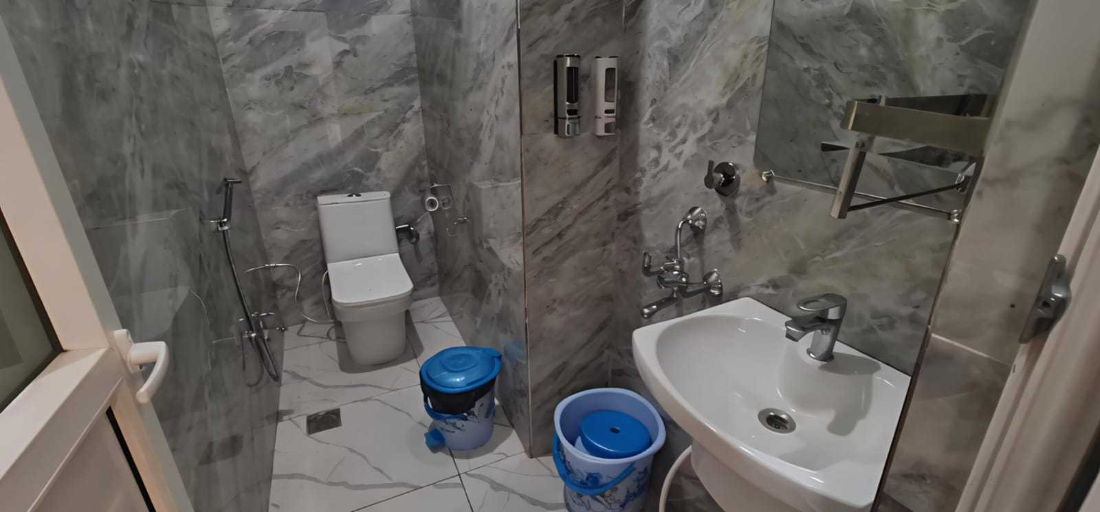 Hotel O Maharshi Valmiki International Airport Formerly Gaurav Inn - Tap to explore photos