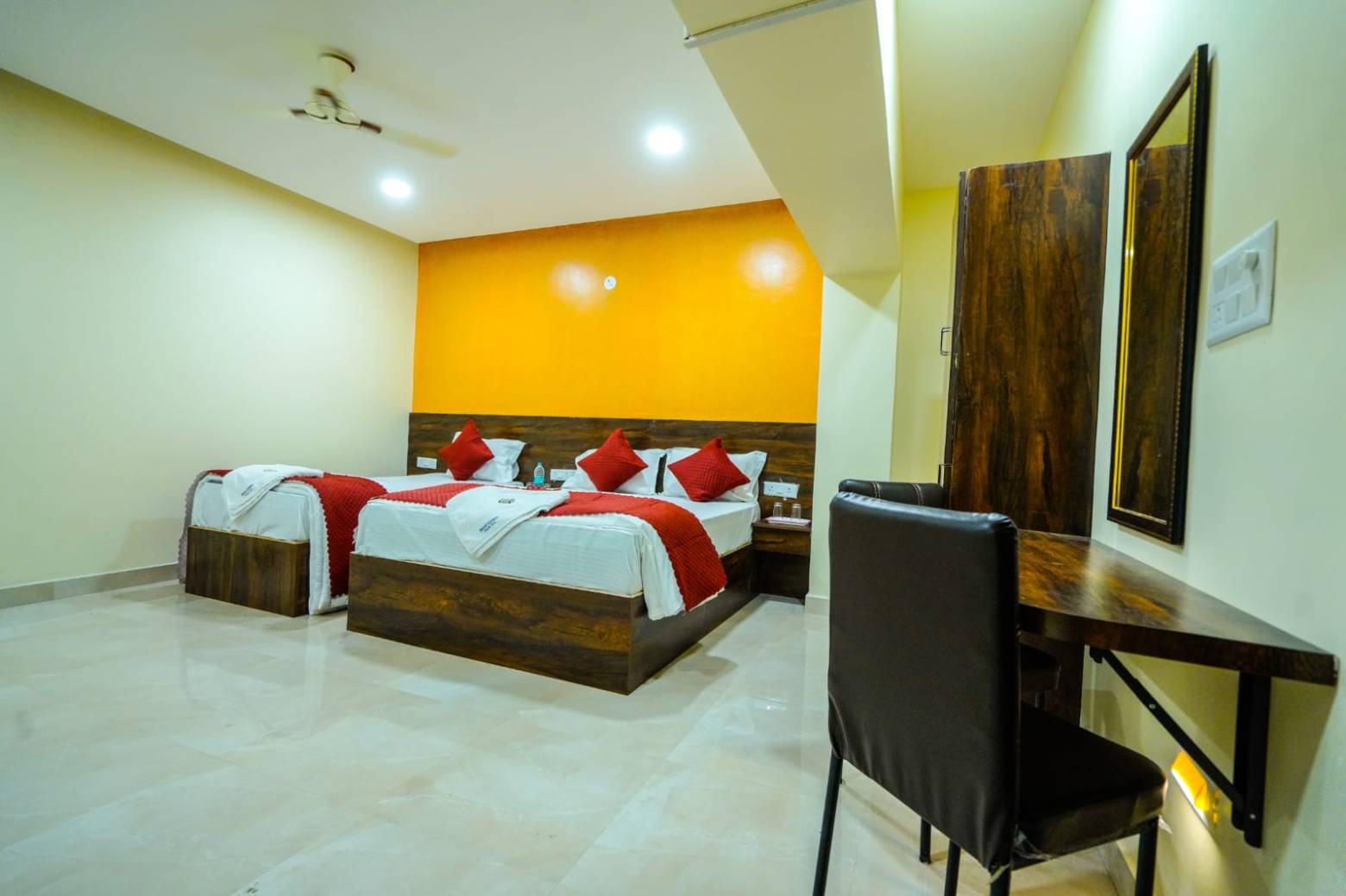 Hotel Golden Park Inn - Tap to explore photos