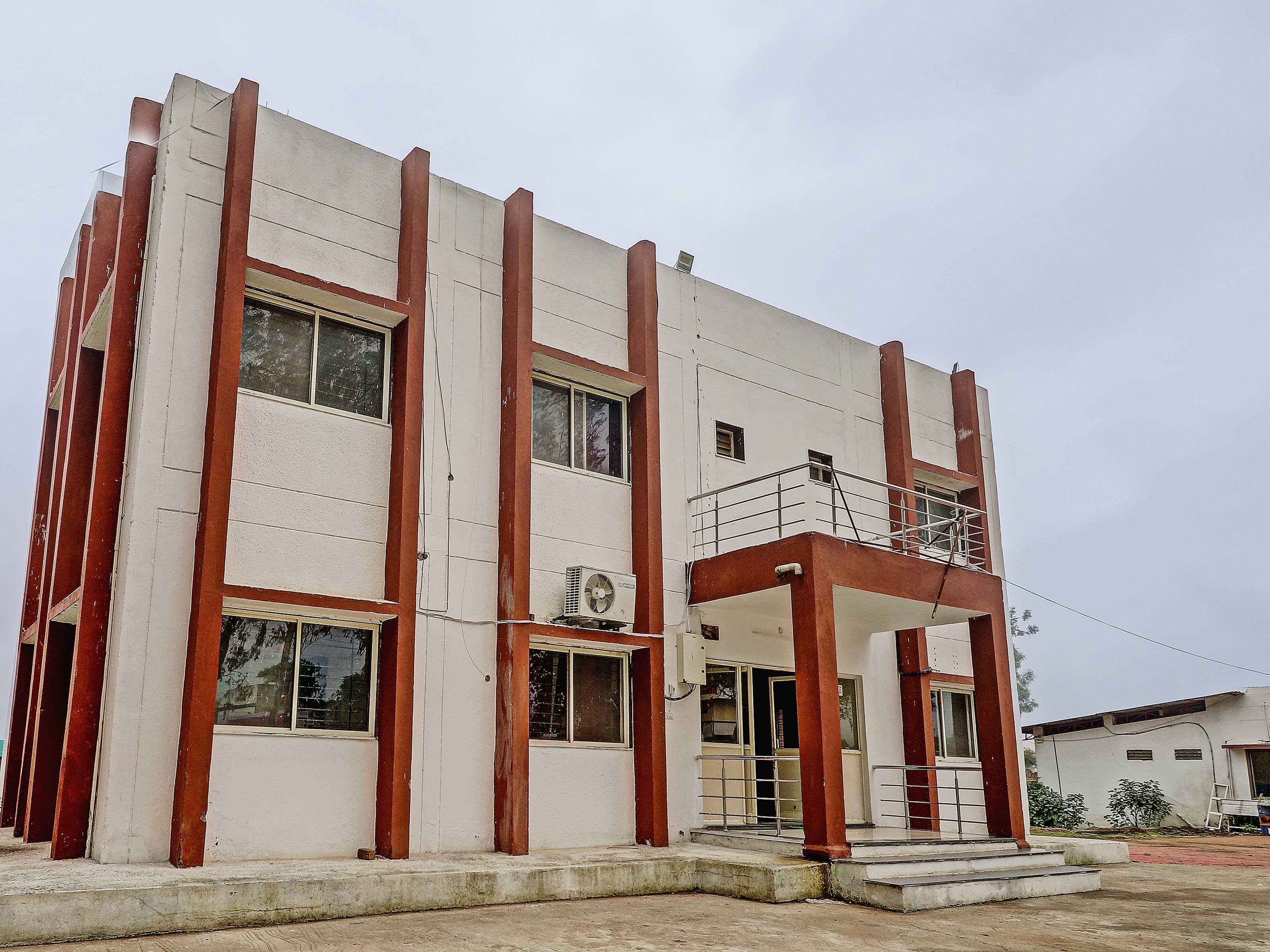 Super HOTEL O MIDWAY TREAT DHAR - Tap to explore photos