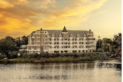 Dew River Castle I Lake View 1BHK Aluva for Family and friends, Munnar