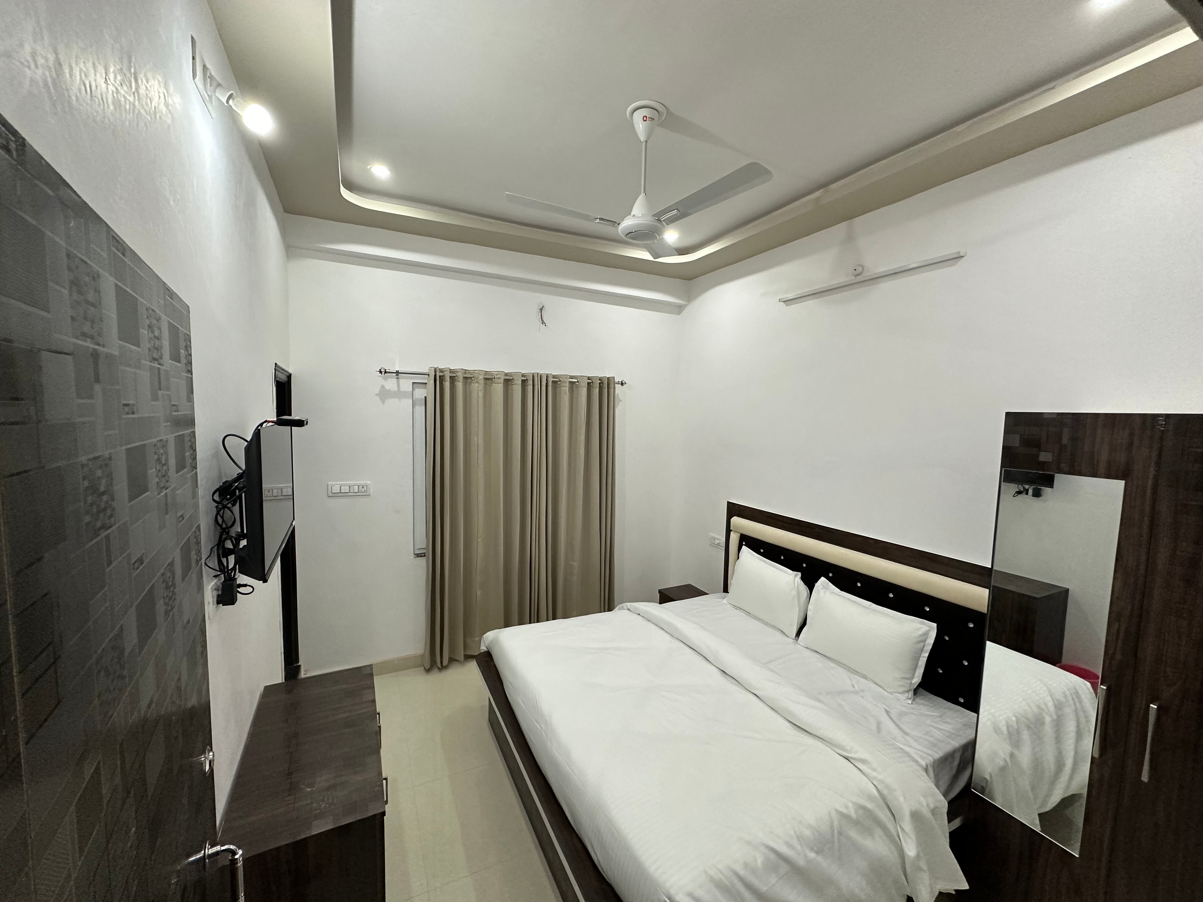 Hotel Ningbo Near Lake Pichola - Tap to explore photos