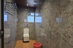 Hotel Holiday Plus, Wai