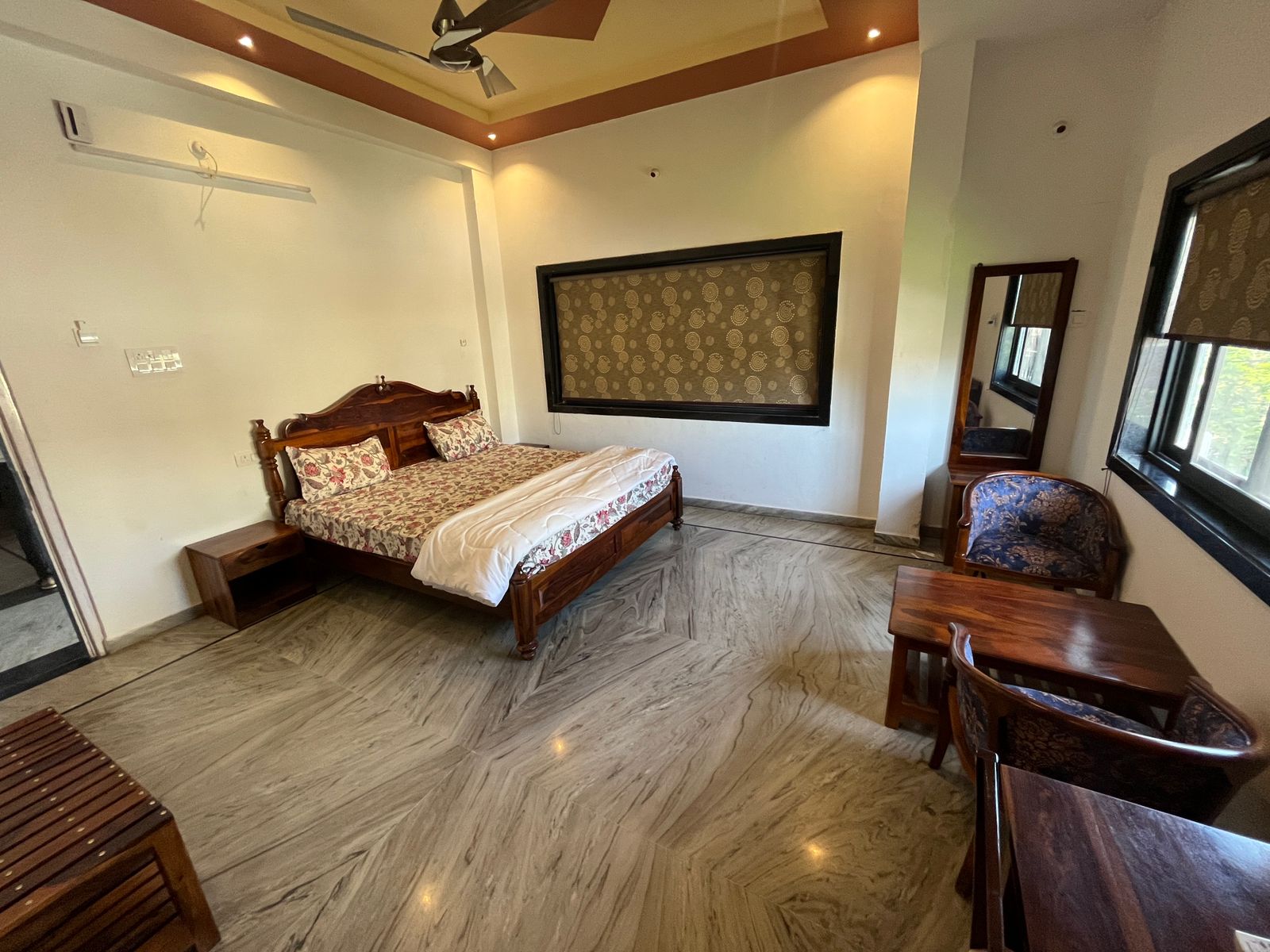 Manohar villa Pratapgarh - Tap to explore photos