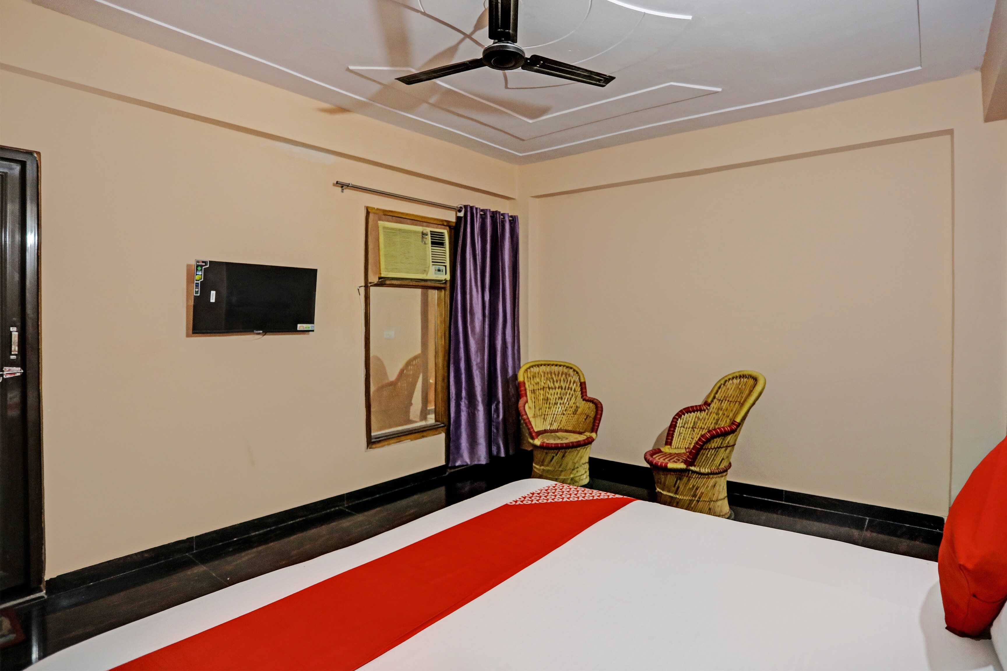 Hotel O Noida Hotel - Tap to explore photos
