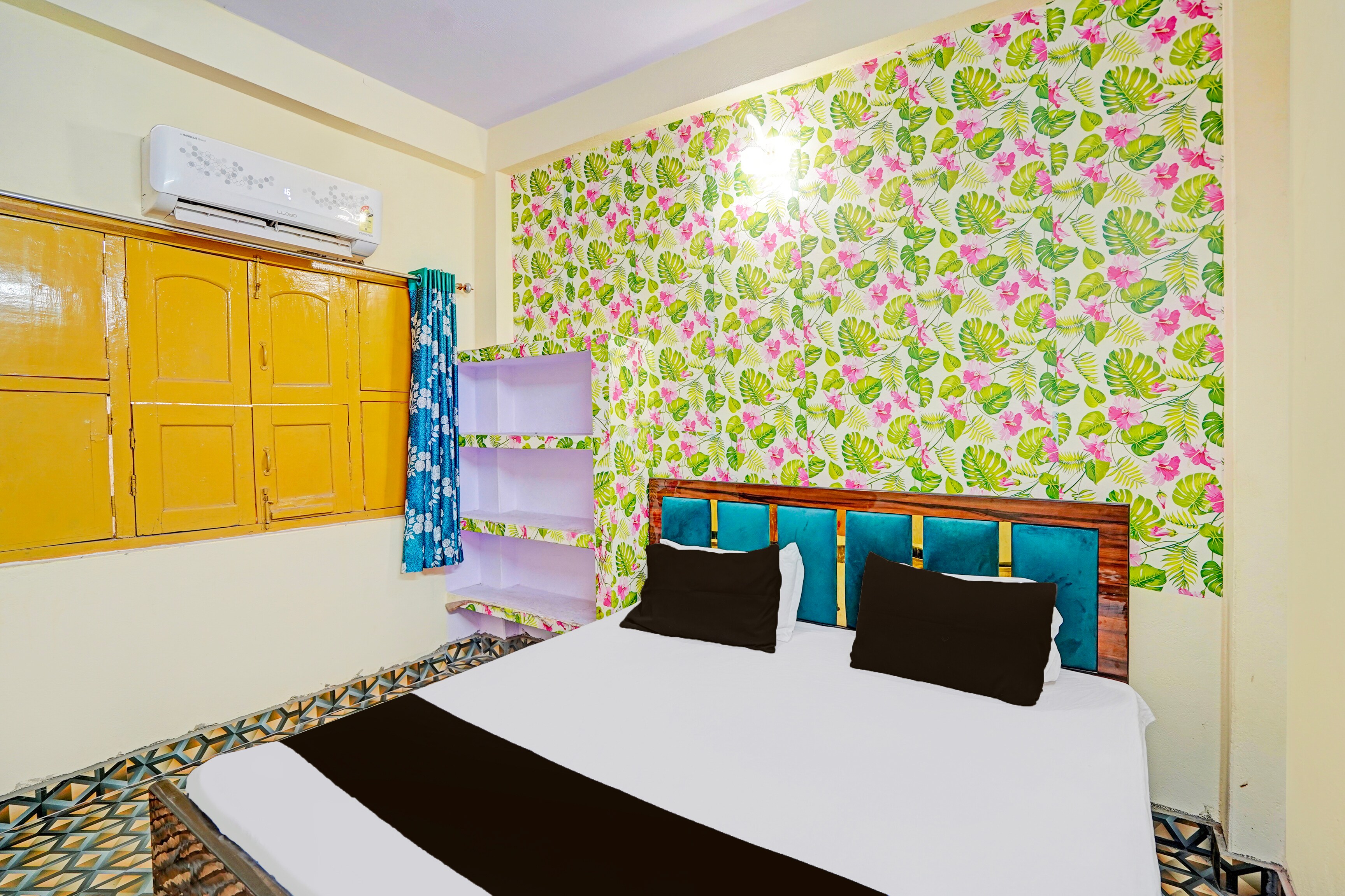 Hotel O Kashi family Stay - Tap to explore photos