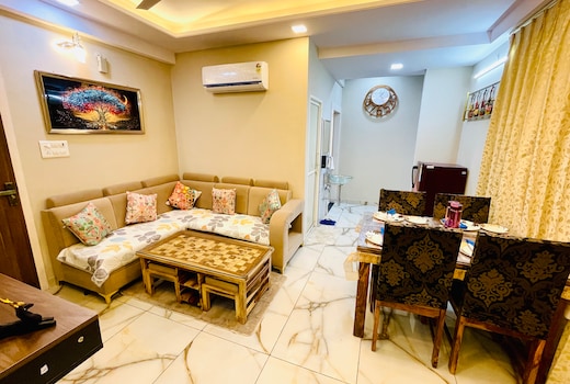 Airport Skylark Luxury Apartment
