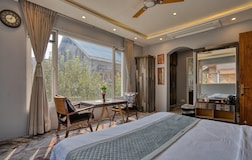 Deluxe King Room with Mountain & Garden View