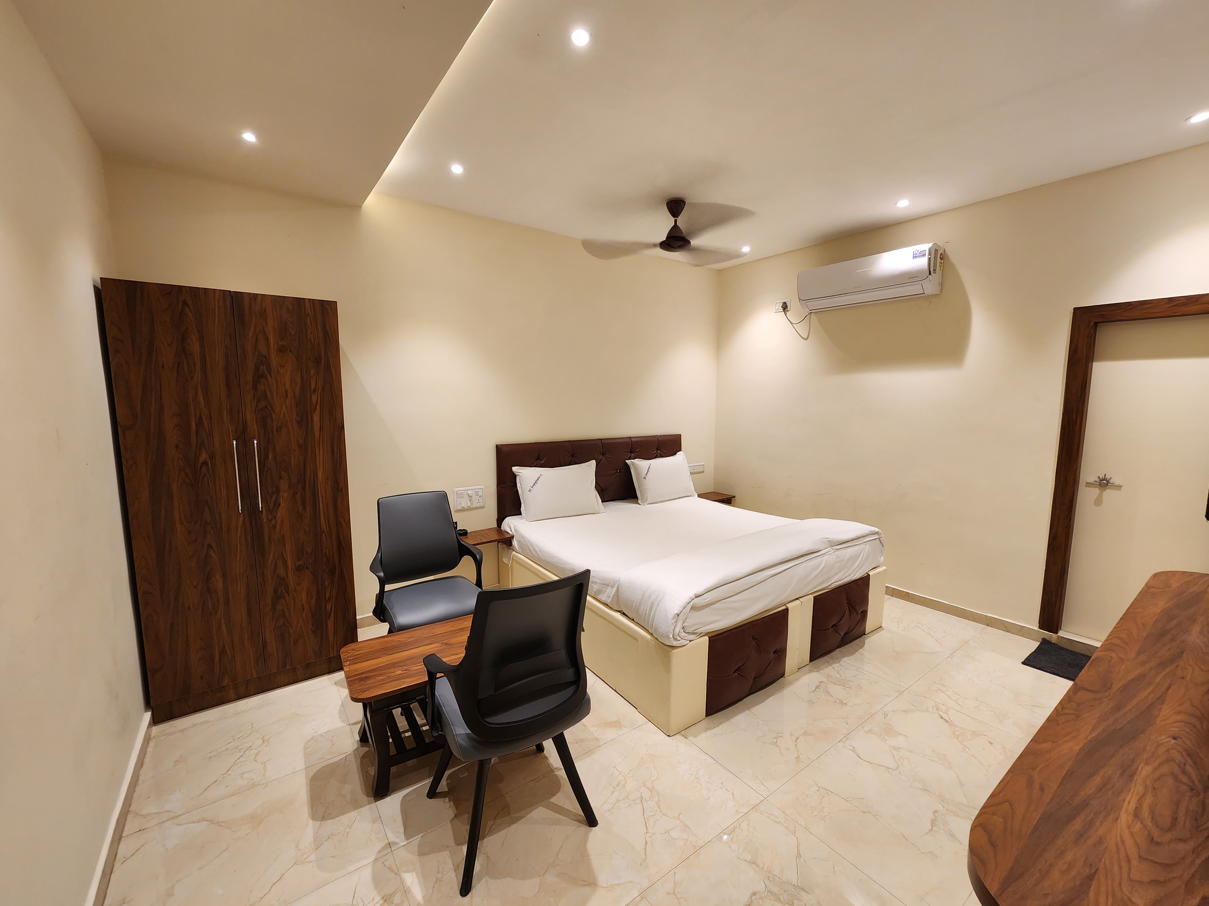 Hotel Srinivasa Royal Stay - Tap to explore photos