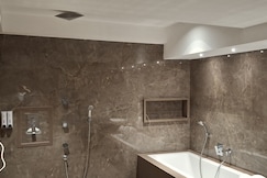 Hotel Stoneleaf, Gevrai