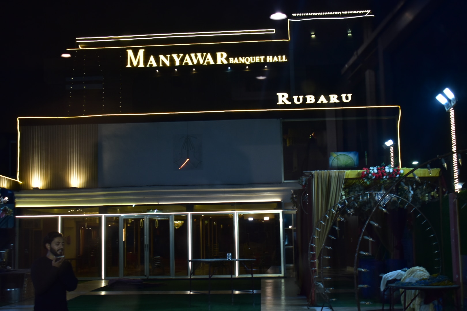 Manyawar hotel - Tap to explore photos