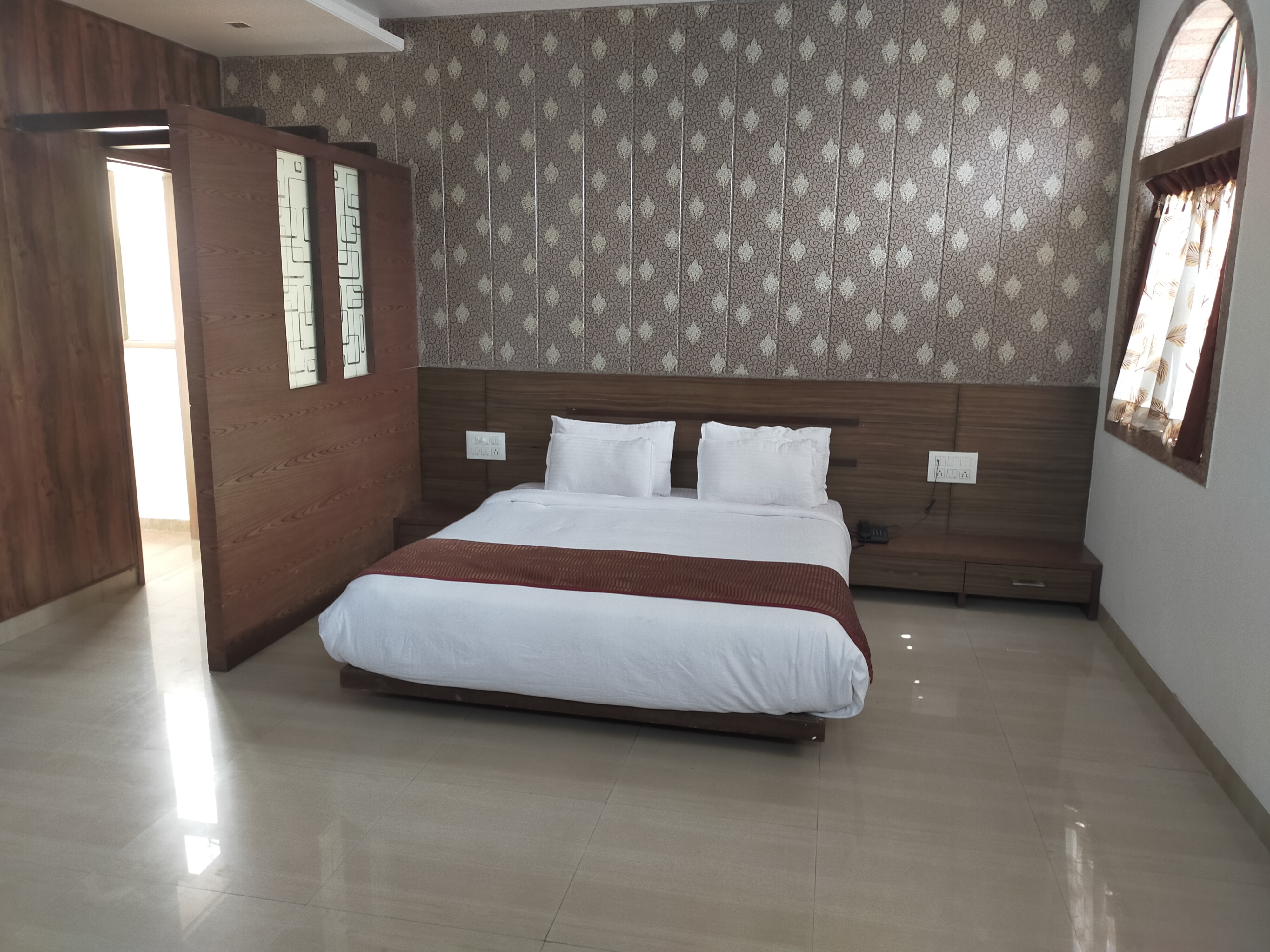 Hotel Vir Sai - Tap to explore photos