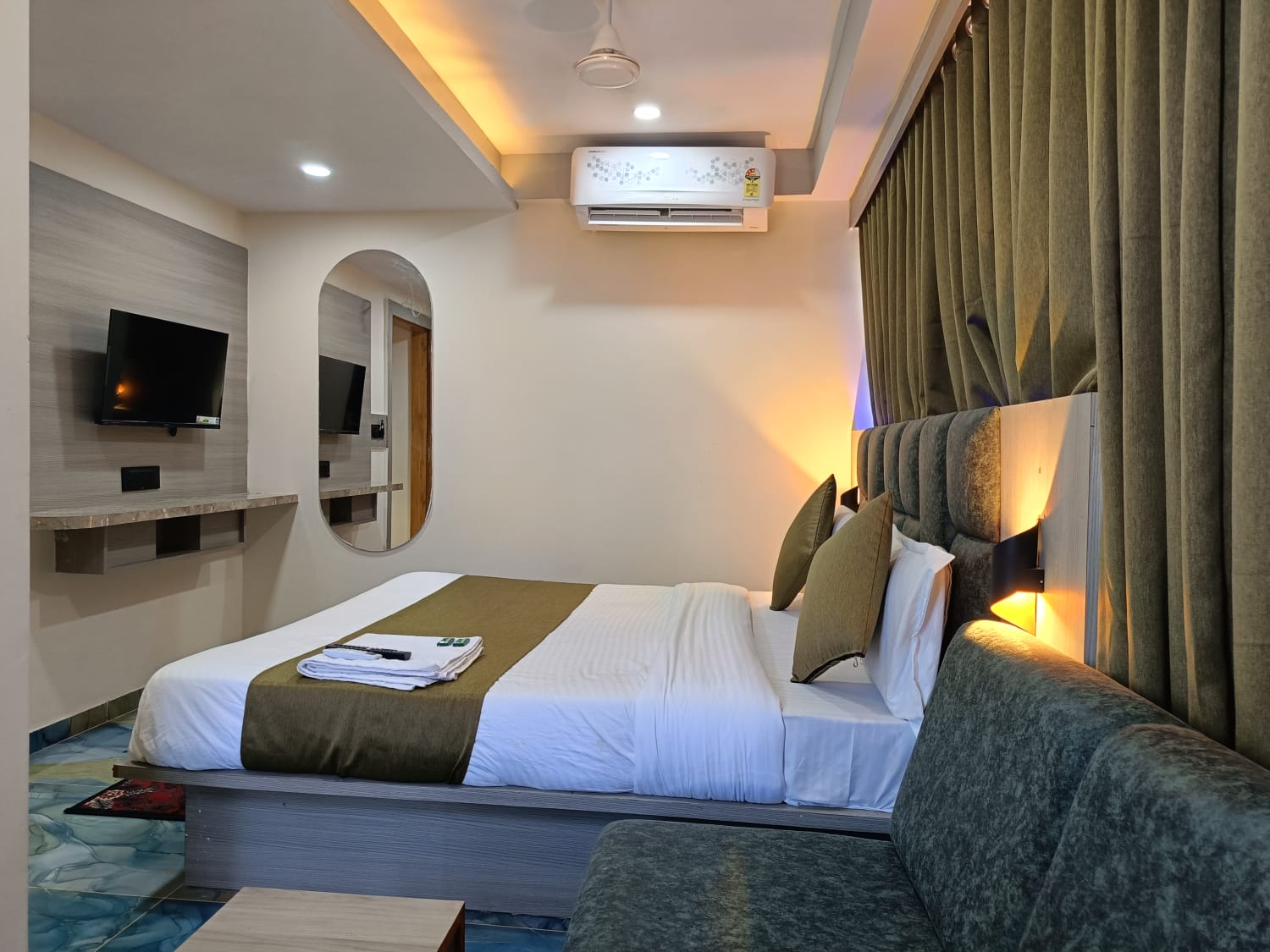 Hotel Shiv Kunj - Tap to explore photos