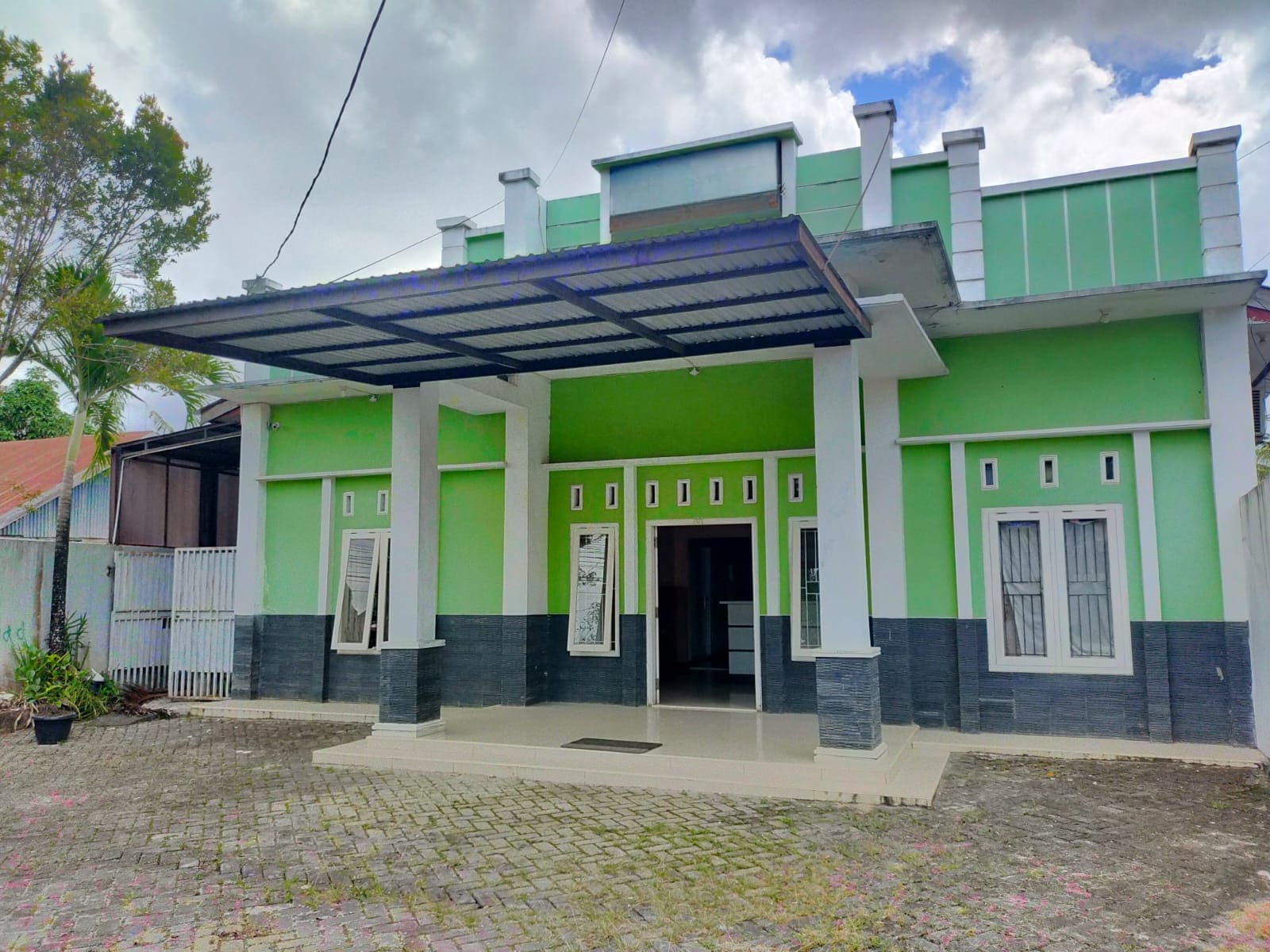 OYO 93443 Emmy Homestay Syariah - Tap to explore photos