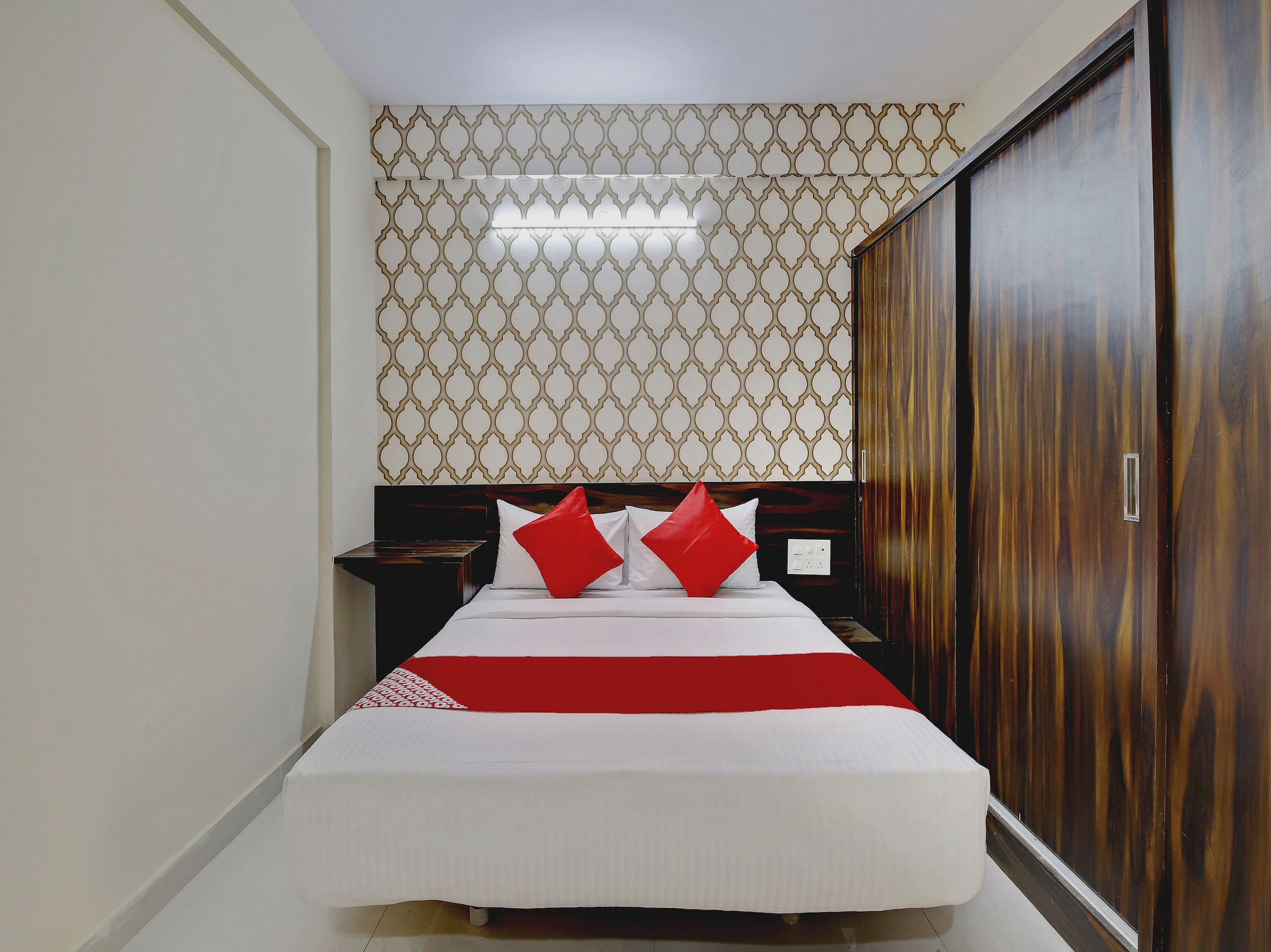 OYO Flagship Varcity Pearl Near Nexus Mall Koramangala - Tap to explore photos