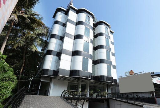 Super Townhouse Malabar Illam