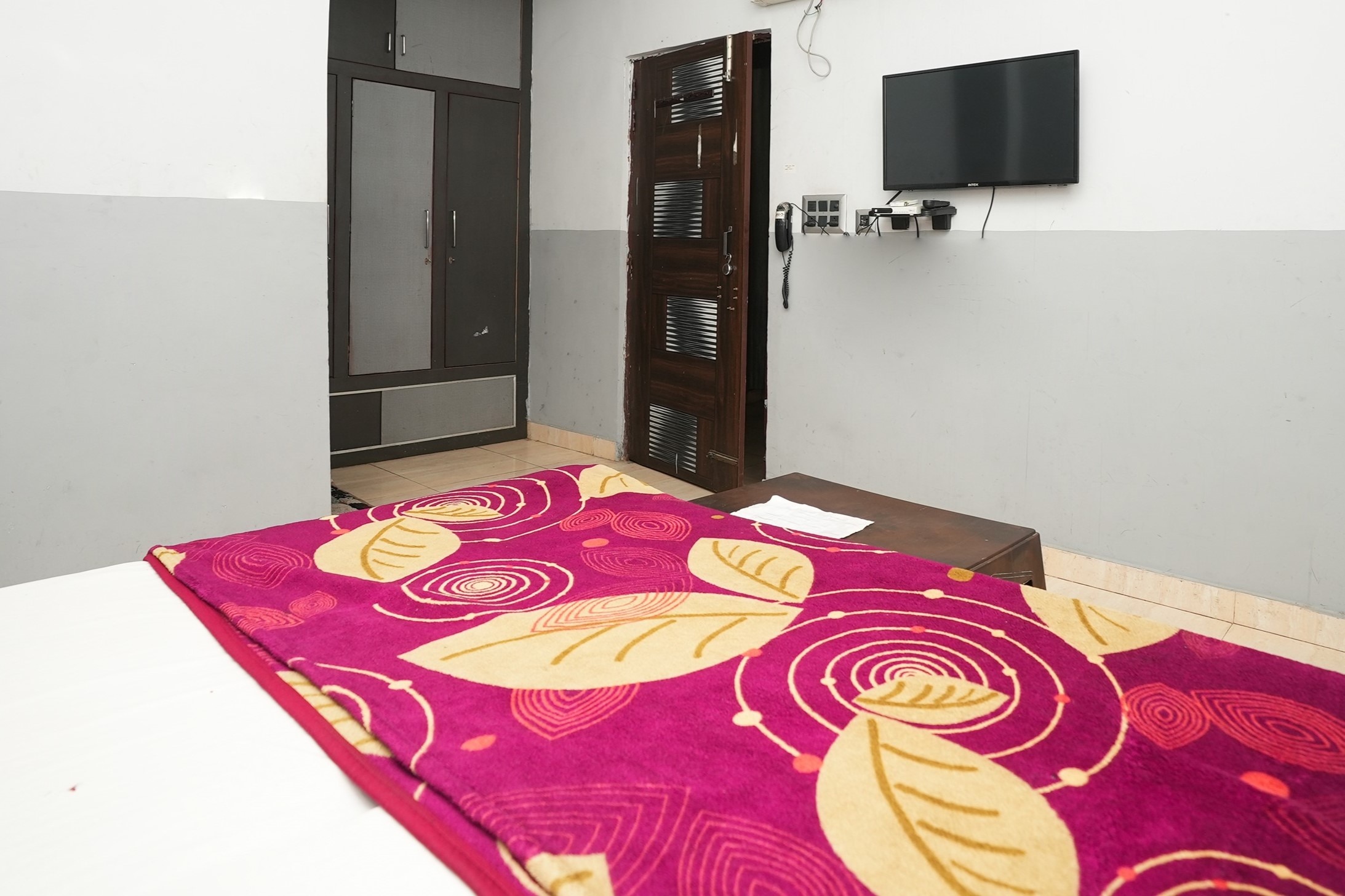 SUNRISE GUEST HOUSE Gurugram - Tap to explore photos