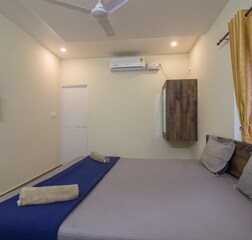 DELUXE AC ROOM