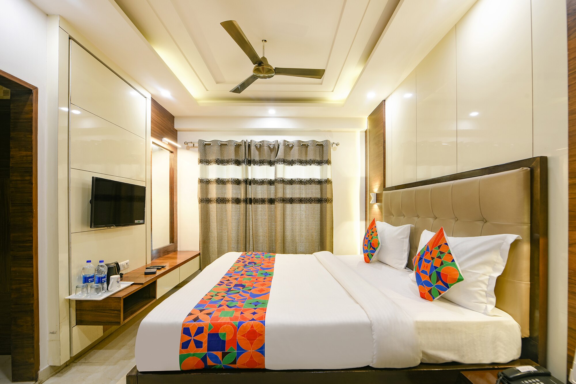 FabHotel Just Inn - Nr. Lajpat Nagar Market - Tap to explore photos