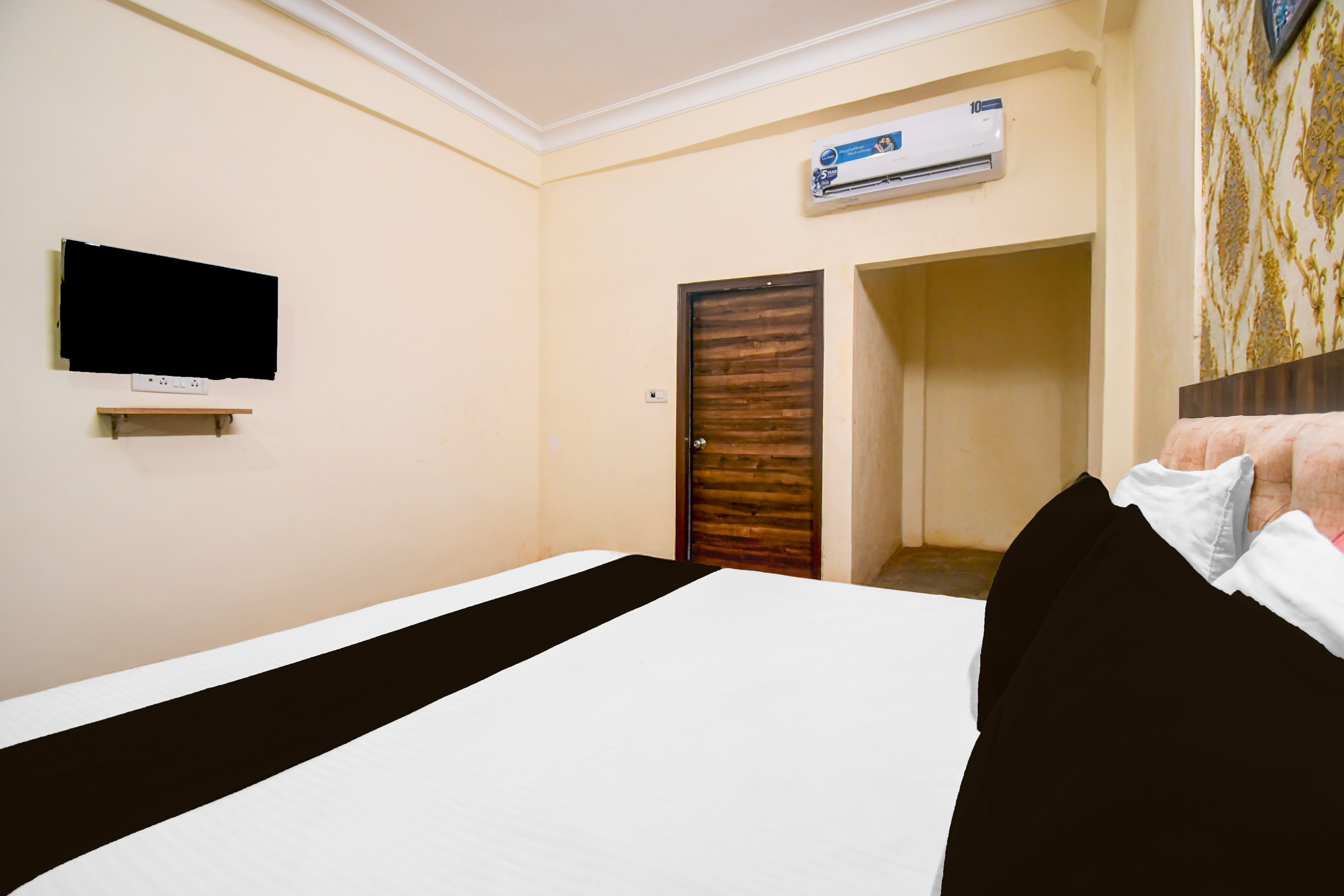 OYO Flagship hotel vasundhara inn - Tap to explore photos